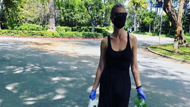 Gwyneth Paltrow mit Mundschutz und Handschuhen beim Einkauf (Bild: instagram.com/gwynethpaltrow)