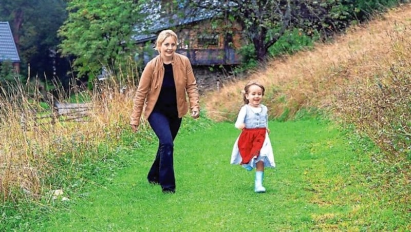 Iva Schell lebt mit ihrer Tochter Viktoria auf der Alm, auf 1250 Metern Seehöhe. (Bild: People Picture/Willi Schneider)