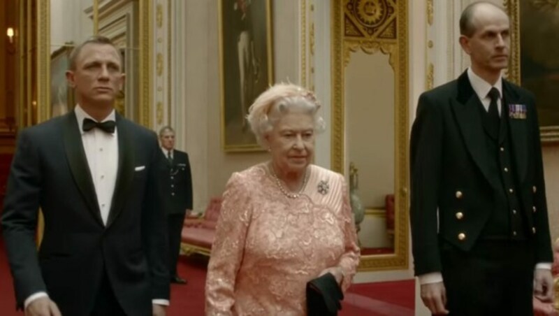 James Bond Daniel Craig, Queen Elizabeth II., Kammerdiener Paul (Bild: www.youtube.com)