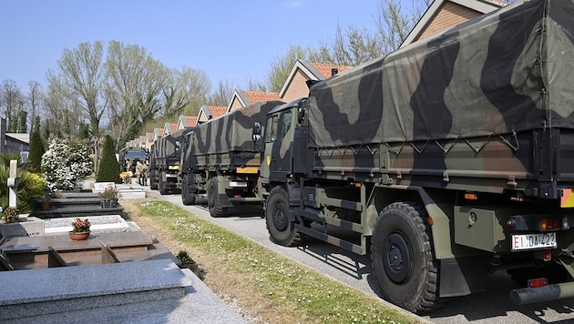 In Bergamo musste das Militär Leichen transportieren. (Bild: LaPresse via AP)