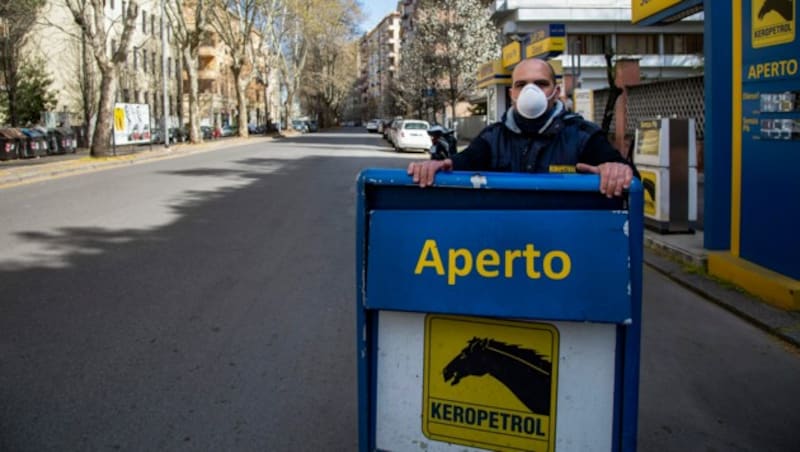 Eine Tankstelle in Rom, auf dem Schild steht „Geöffnet“. Um Autofahrer zu unterstützen, verlängerte Italien die reduzierte Benzinsteuer bis 17. Oktober. (Bild: AFP)