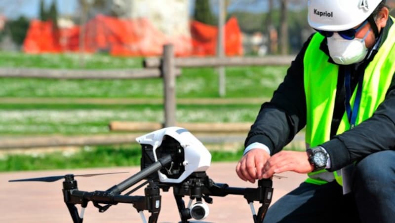 Die italienische Luftfahrtbehörde hat der Polizei am Montag grünes Licht für die Überwachung per Drohne aus der Luft gegeben. Die Freigabe gelte bis zum 3. April. (Bild: AP)