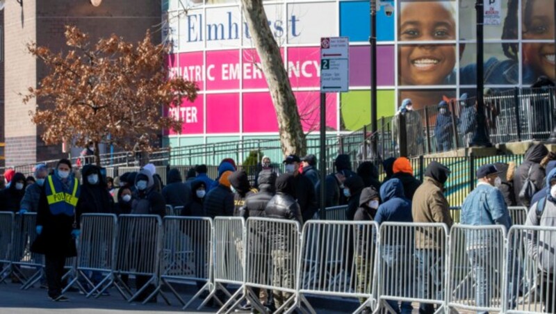 Menschen in Queens stellen sich vor einem Krankenhaus an, um sich testen zu lassen. (Bild: AP)