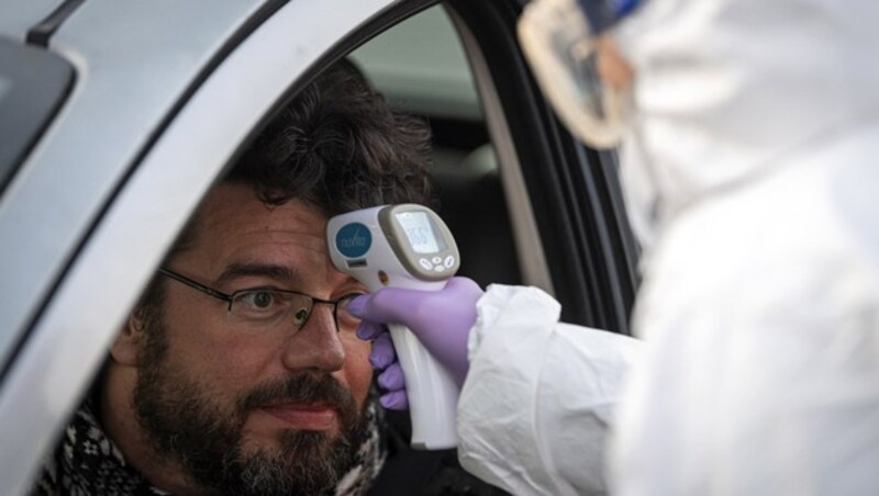 Covid-19-Kontrolle an der slowenischen Grenze (Bild: APA/AFP/Jure Makovec)