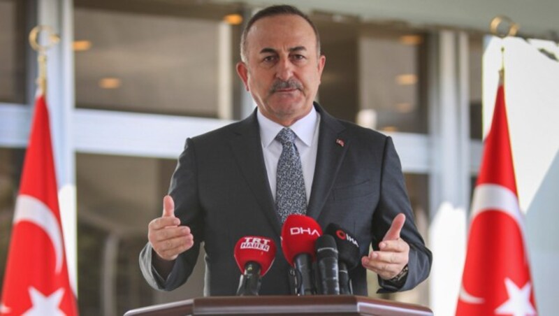 Der türkische Außenminister Mevlut Cavusoglu gab am Mittwoch im Fernsehen bekannt, dass bisher zumindest 32 türkische Staatsbürger im Ausland dem Coronavirus zum Opfer fielen, die meisten davon in europäischen Ländern. (Bild: AP)