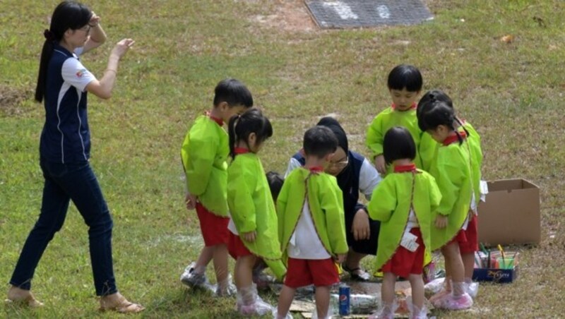 Vorschulkinder in Singapur während ihrer Pause: In dem südostasiatischen Land wurden bisher noch keine Schulen geschlossen, um die Ausbreitung des Coronavirus zu verlangsamen. (Bild: AFP )