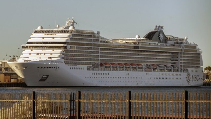 Das Kreuzfahrtschiff Magnifica harrt im Hafen von Fremantle in Westaustralien aus. (Bild: AFP/Tony Ashby)