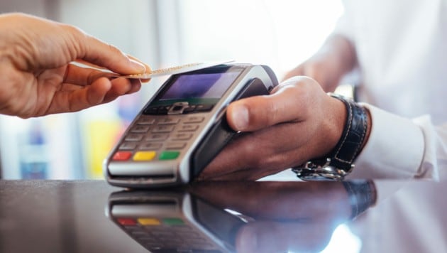 Ab nächster Woche muss an der Kassa bei Bezahlung mit Bankomat- oder Kreditkarte bis zu einem Betrag von 50 Euro kein PIN-Code mehr eingetippt werden. (Bild: Jacob Lund/stock.adobe.com (Symbolbild))