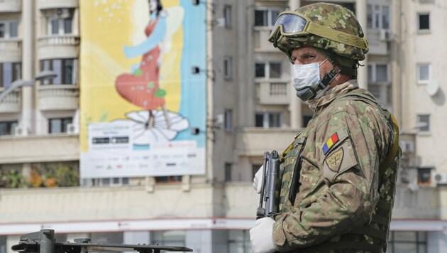In der rumänischen Hauptstadt Bukarest kontrolliert neben der Polizei auch das Militär die Ausgangssperre. (Bild: The Associated Press)