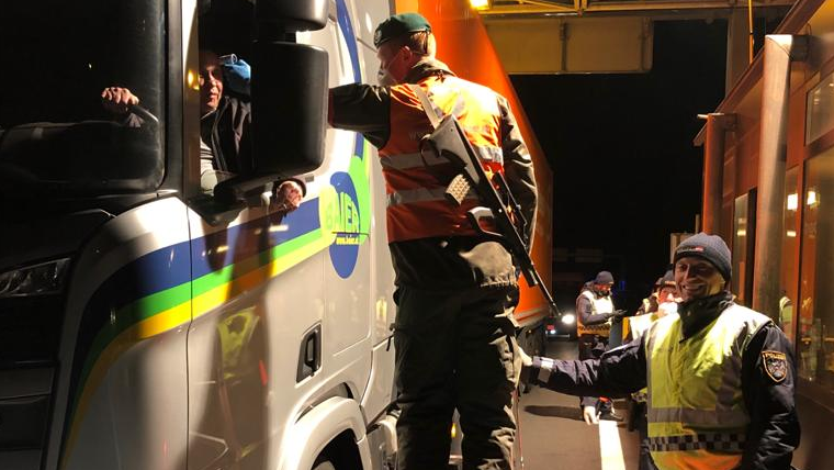 Bundesheer und Polizei testen bei der Einreise nach Oberösterreich (Bild: BMLV/Gernot Haidegger)