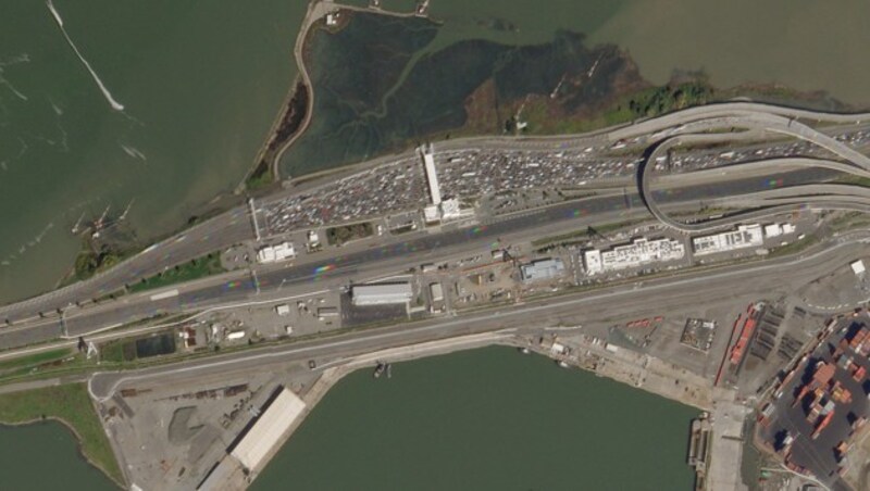 Autokolonnen an der Mautstelle der San Francisco Bay Bridge in Oakland im Februar (Bild: © 2020 Planet Labs)