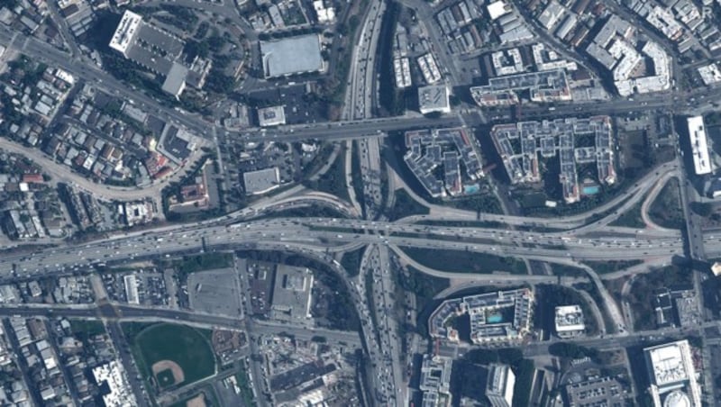 Ein Autobahnkreuz in Los Angeles, aufgenommen am 28. Jänner 2020 ... (Bild: © 2020 Maxar Technologies)