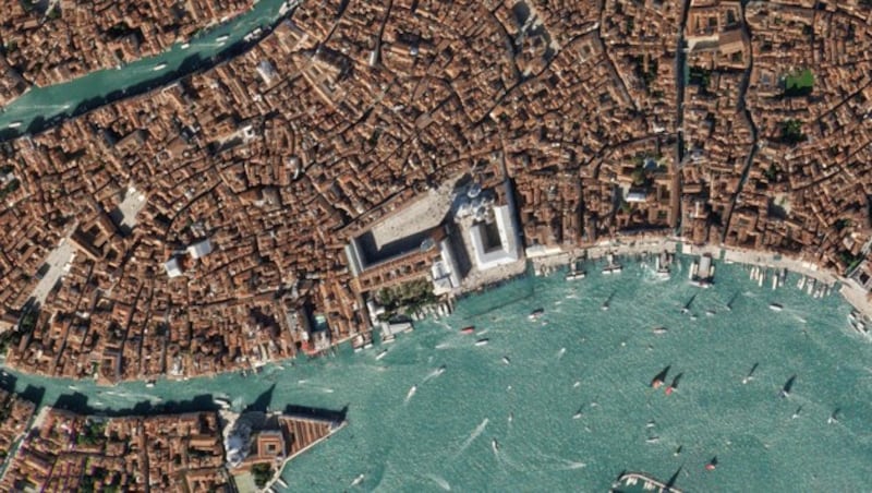 Am 20. Oktober 2019 war auf dem Wasser vor dem Markusplatz in Venedig noch viel los. (Bild: © 2020 Planet Labs)