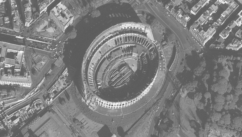 Auf einer am 21. Februar gemachten Satellitenaufnahme des Kolosseums in Rom sind noch unzählige Menschen zu sehen, ... (Bild: ©2020 Maxar Technologies)