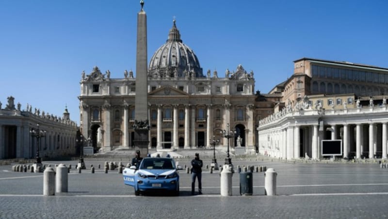 Polizisten am Petersplatz in Rom (Bild: APA/AFP/Filippo MONTEFORTE)