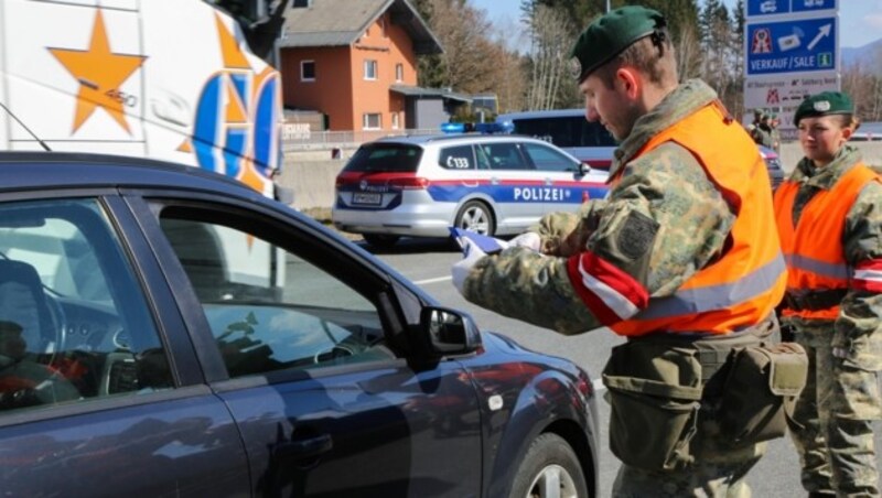 Soldaten des Bundesheeres helfen aktuell dabei mit, die Ausbreitung von Covid-19 in Österreich einzudämmen. (Bild: APA/BUNDESHEER/HELMUT STEGER)