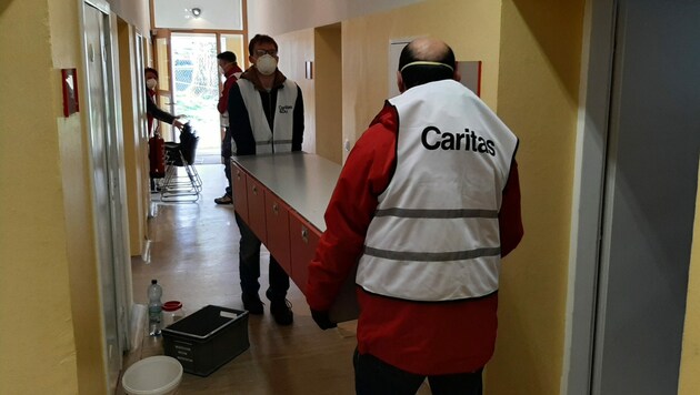 Caritas-Mitarbeiter schaffen Platz für Obdachlose (Bild: Caritas Salzburg)