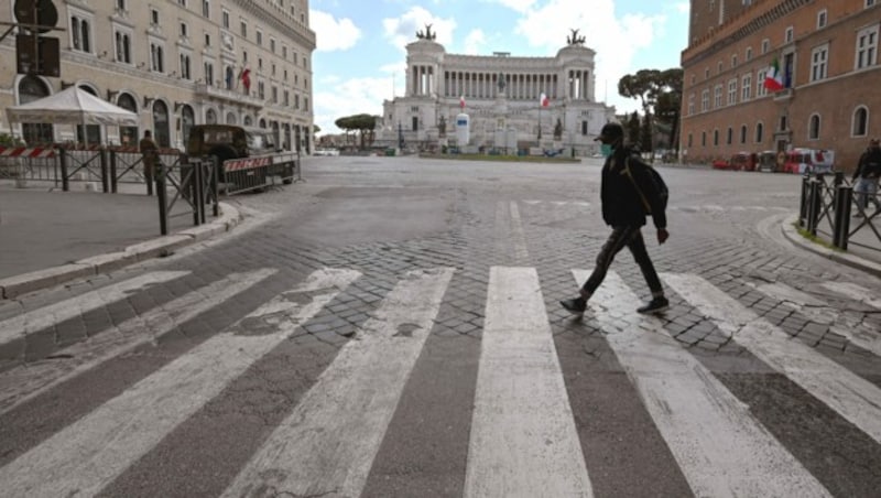 Wer derzeit unerlaubt über den Piazza Venezia in Rom schlendert, riskiert eine hohe Geldstrafe. (Bild: AFP)