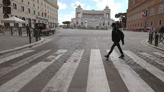 Wer derzeit unerlaubt über den Piazza Venezia in Rom schlendert, riskiert eine hohe Geldstrafe. (Bild: AFP)