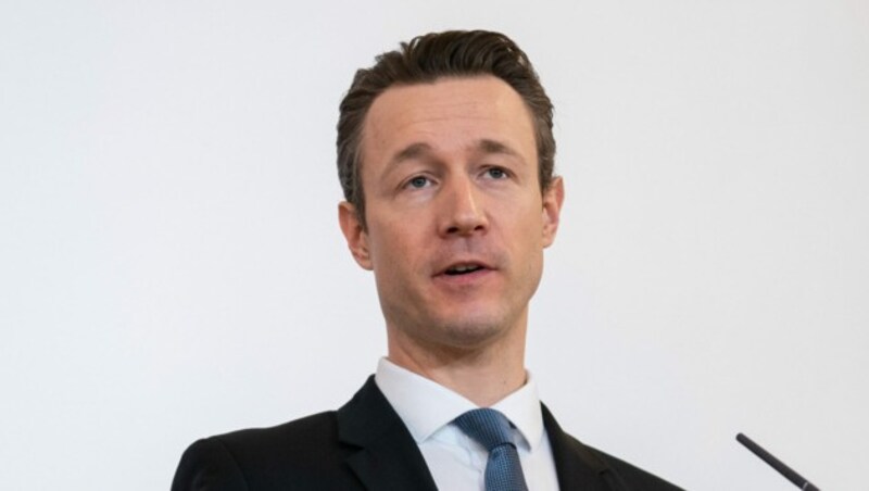 Finanzminister Gernot Blümel (ÖVP) sprach von einem „38 Milliarden Euro Schutzschirm“ für Österreichs Wirtschaft. (Bild: APA/GEORG HOCHMUTH)