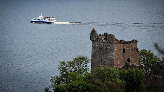 Im Vordergrund das „Urquhart Castle“ und im Hintergrund der weltberühmte schottische See Loch Ness. (Bild: AFP)