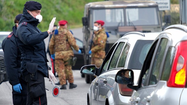 Soldaten und Carabinieri in Nerola, rund 50 Kilometer nördlich von Rom (Bild: AP)