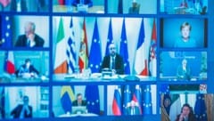 Italiens Premier Giuseppe Conte (u.re.) spricht beim Videogipfel der EU-Staats- und Regierungschefs. (Bild: AP)