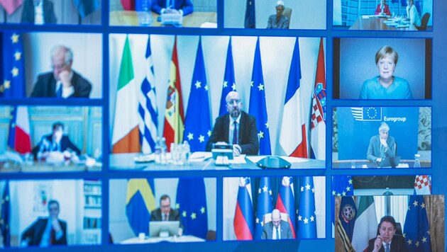 Italiens Premier Giuseppe Conte (u.re.) spricht beim Videogipfel der EU-Staats- und Regierungschefs. (Bild: AP)