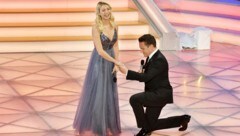 Stefan Mross macht seiner Freundin Anna-Carina Woitschack einen Heiratsantrag in der TV Show „Das Adventsfest der 100.000 Lichter“ (Bild: Frederic Kern / dpa Picture Alliance / picturedesk.com)