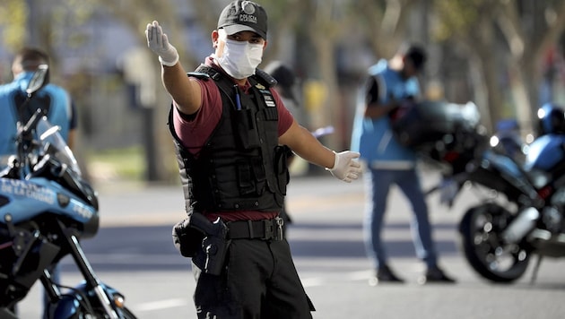 Polizei in der lahmgelegten argentinischen Hauptstadt Buenos Aires (Bild: ASSOCIATED PRESS)