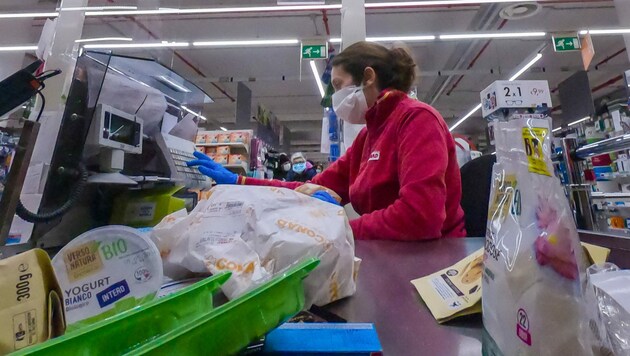 Schutzmasken in Supermärkten sind in Italien längst zum Alltag geworden. (Bild: APA/AFP/ANDREAS SOLARO)