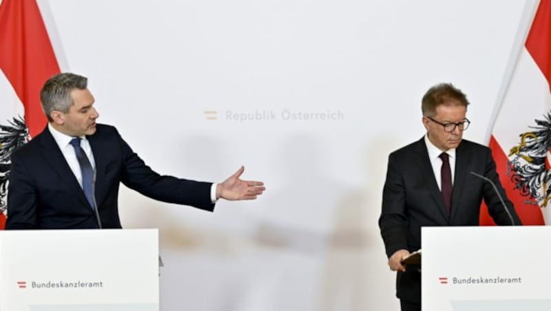 Innenminister Karl Nehammer (ÖVP) und Gesundheitsminister Rudolf Anschober (Grüne) informierten am Freitag über die Wirkung der derzeitigen Maßnahmen zur Eindämmung des Coronavirus in Österreich. (Bild: APA/HERBERT NEUBAUER)