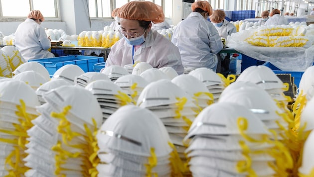 Eine Atemschutzmasken-Fabrik in der chinesischen Provinz Hebei: In der Corona-Krise satteln in China Tausende Unternehmer auf Maskenproduktion um und profitieren vom Export. (Bild: AFP)
