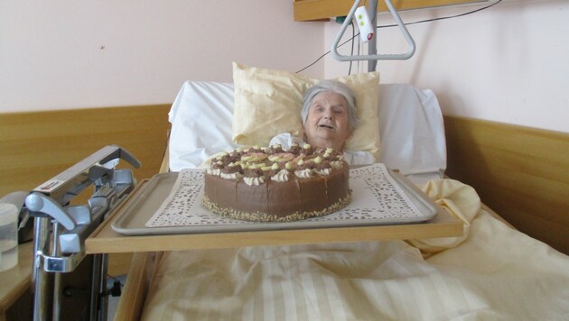 Zum 100. Geburtstag erhielt Frau Zwickl eine Torte von den Beschäftigten des SZ Neue Heimat. (Bild: SZL GmbH)