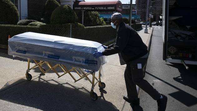 Ein New Yorker Bestattungsunternehmen bekommt Särge geliefert. (Bild: AP)