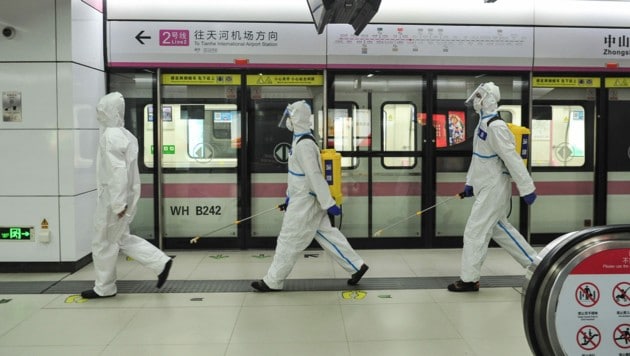 Bevor die U-Bahnen wieder in Betrieb gehen konnten, wurde alles noch einmal desinfiziert. (Bild: AFP)