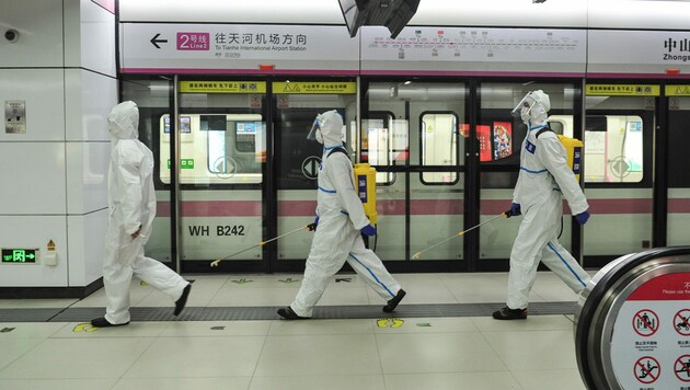 Bevor die U-Bahnen wieder in Betrieb gehen konnten, wurde alles noch einmal desinfiziert. (Bild: AFP)