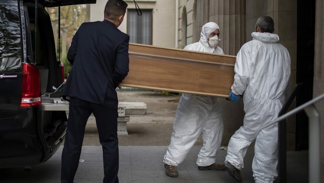 Abtransport eines Coronavirus-Opfers in Spanien (Bild: AP)
