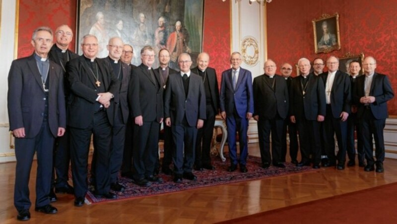 Ein starkes Zeichen der Solidarität setzt die Bischofskonferenz mit ihrer Spende. Das Archivbild zeigt die Bischöfe bei Bundespräsident Alexander Van der Bellen. (Bild: Peter Lechner)