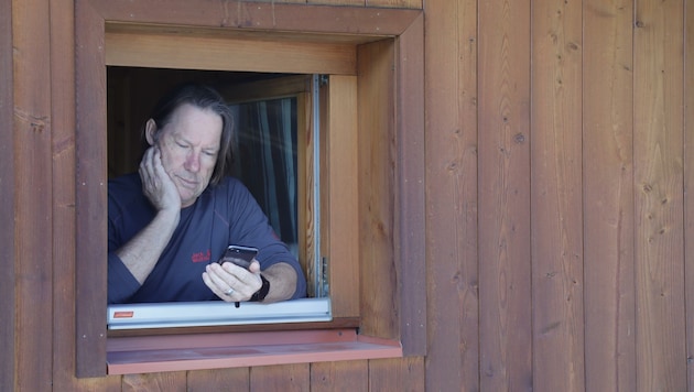 Das Handy als Fenster ins soziale Leben. Gerade für ältere Menschen birgt die Isolation große Herausforderungen. (Bild: Birbaumer Christof)