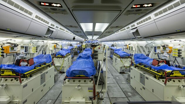Ein Blick in den Airbus A310 „MedEvac“. Die fliegende Intensivstation der deutschen Luftwaffe fliegt erkrankte Patienten von Italien nach Deutschland aus. (Bild: Luftwaffe/Kevin Schrief)