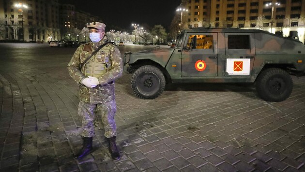 Polizei in Bukarest kontrolliert die verhängte Ausgangssperre. (Bild: The Associated Press)