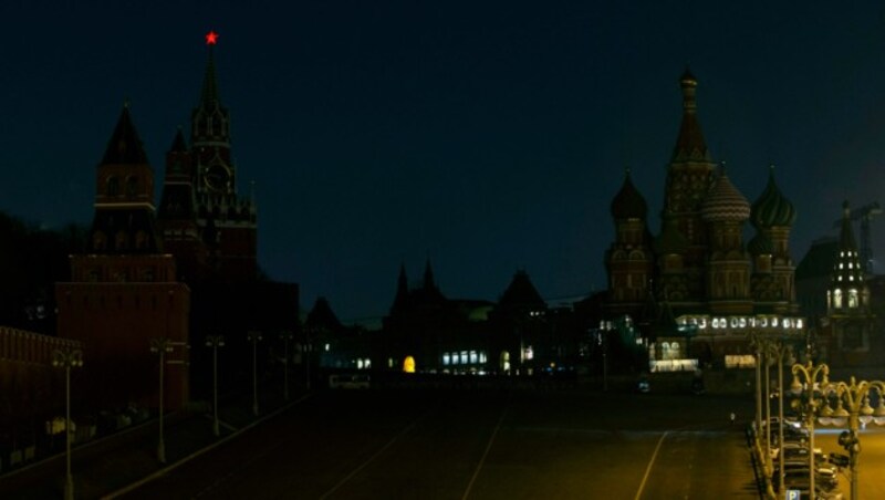 Der Rote Platz in Moskau lag ebenfalls im Dunkeln. (Bild: AP)