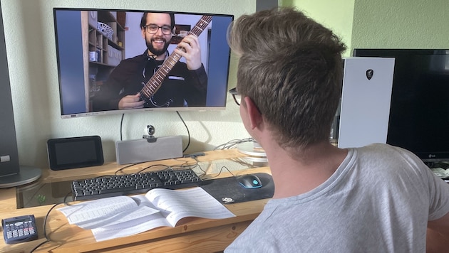 Gitarrenschüler Alexander Fichtinger wird online unterrichtet (Bild: Musik- und Kunstschule St. Pölten)