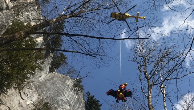 Der lebensgefährlich verletzte 23-Jährige wurde vom Helikopter aus geborgen (Bild: Bergrettung Bad Ischl)