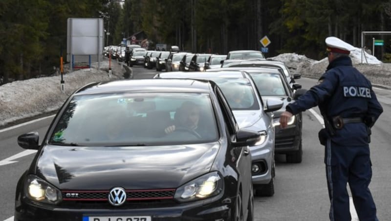 Kontrollen der Polizei am Ortsende von St. Anton am Arlberg (Bild: APA/EXPA/ERICH SPIESS)