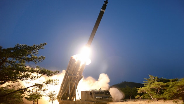 Propagangabilder aus Nordkorea sollen den „supergroßen Raketenwerfer“ zeigen. (Bild: AFP)