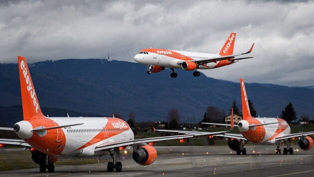 The British low-cost airline easyjet is also suspending its flight operations for an indefinite period. (Bild: AFP)