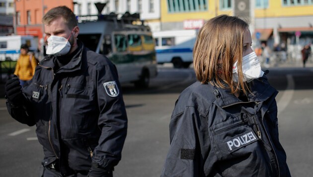 Berliner Polizisten mit Gesichtsmasken: Dennoch ist die Einführung einer Maskenpflicht, wie es sie schon bald in Österreich geben wird, in Deutschland derzeit noch kein Thema. (Bild: AFP)