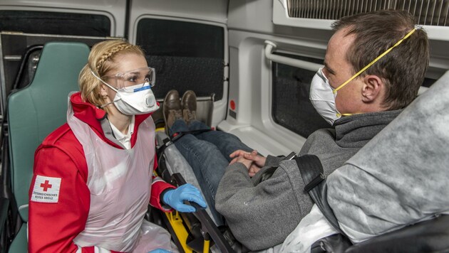 Die Sanitäter tragen eine Schutzausrüstung samt Maske. Nach jeder Fahrt werden die Einsatzautos desinfiziert. (Bild: Vanessa Weingartner)